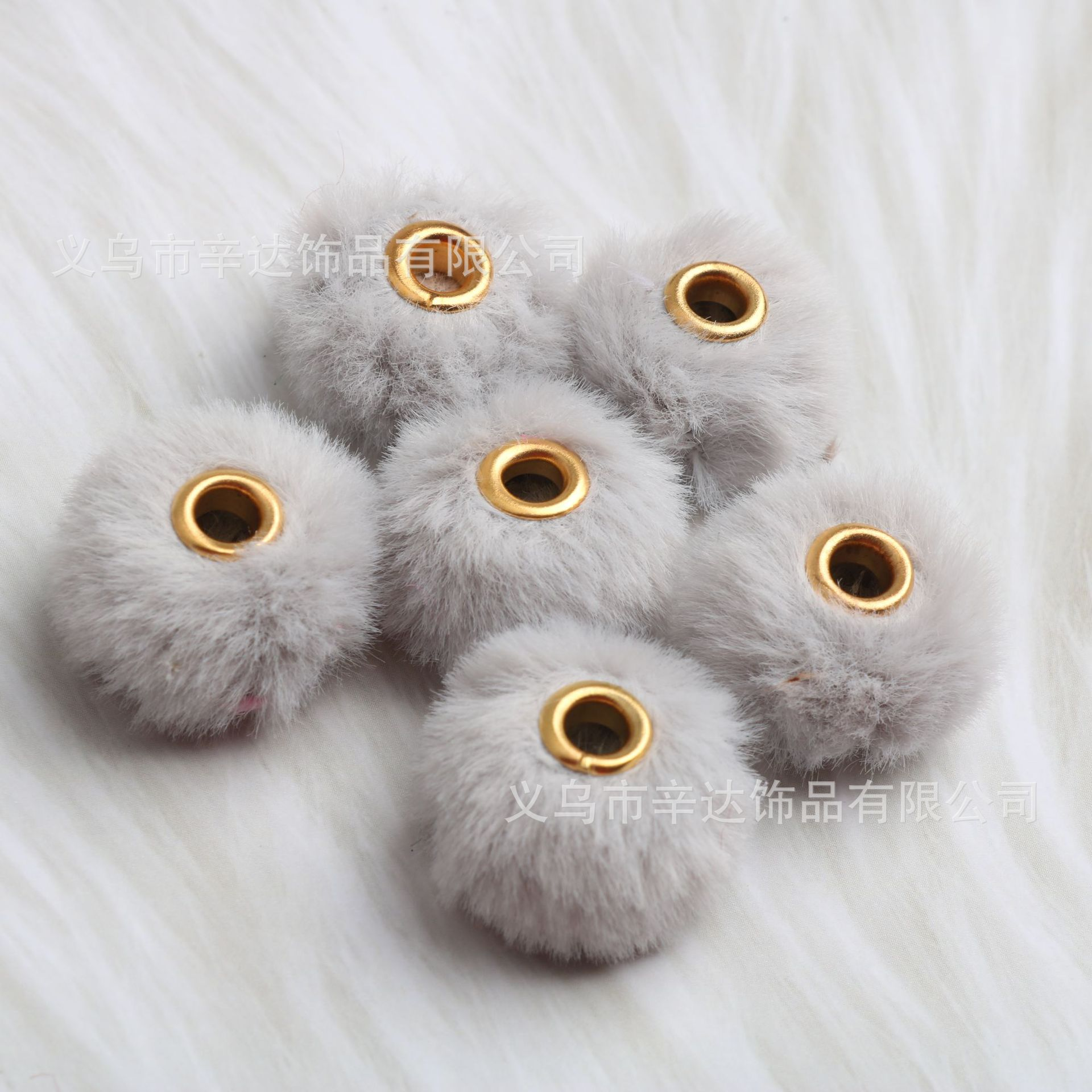 DIY pom-poms, plush beads, and through-hole DIY accessories and clothing materials