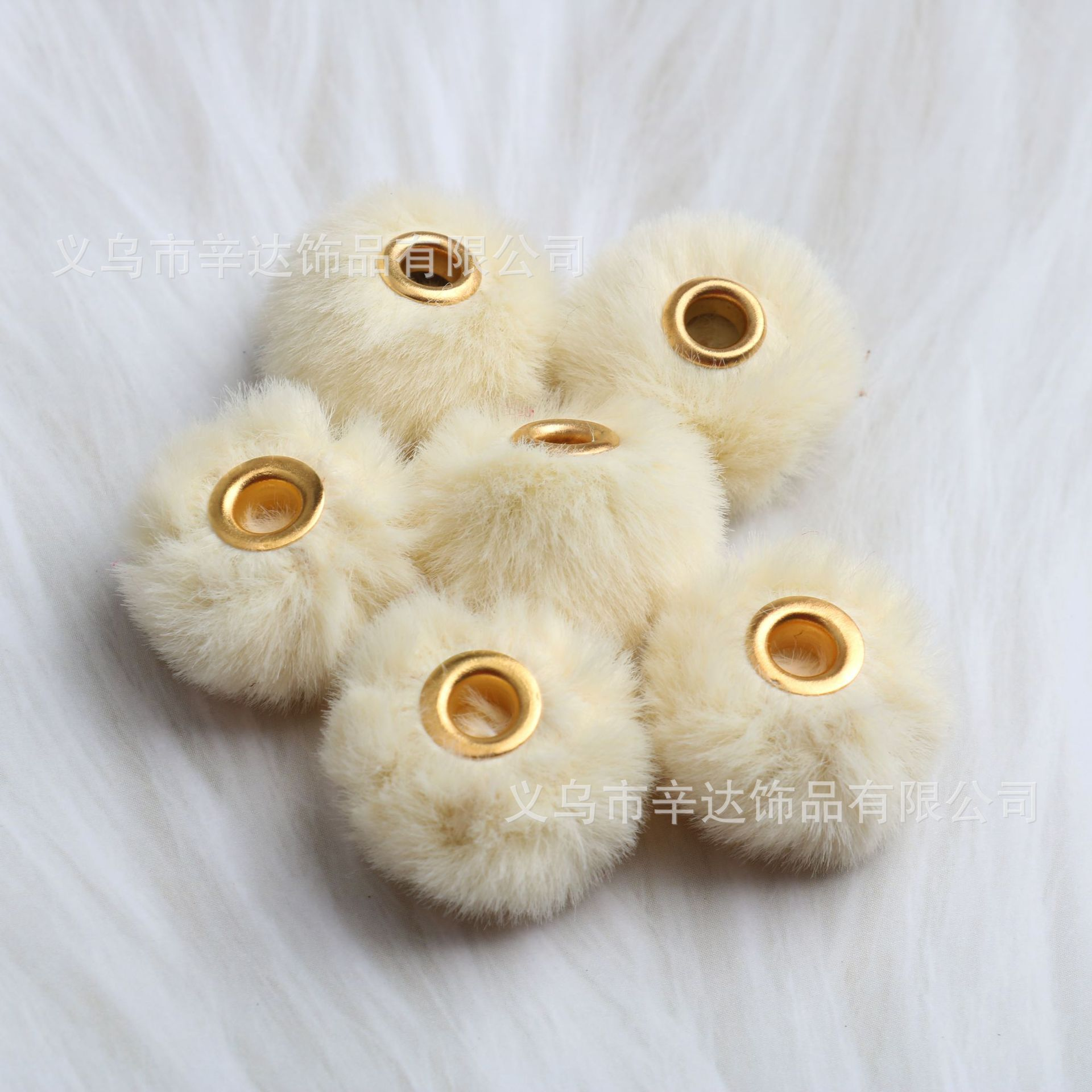 DIY pom-poms, plush beads, and through-hole DIY accessories and clothing materials