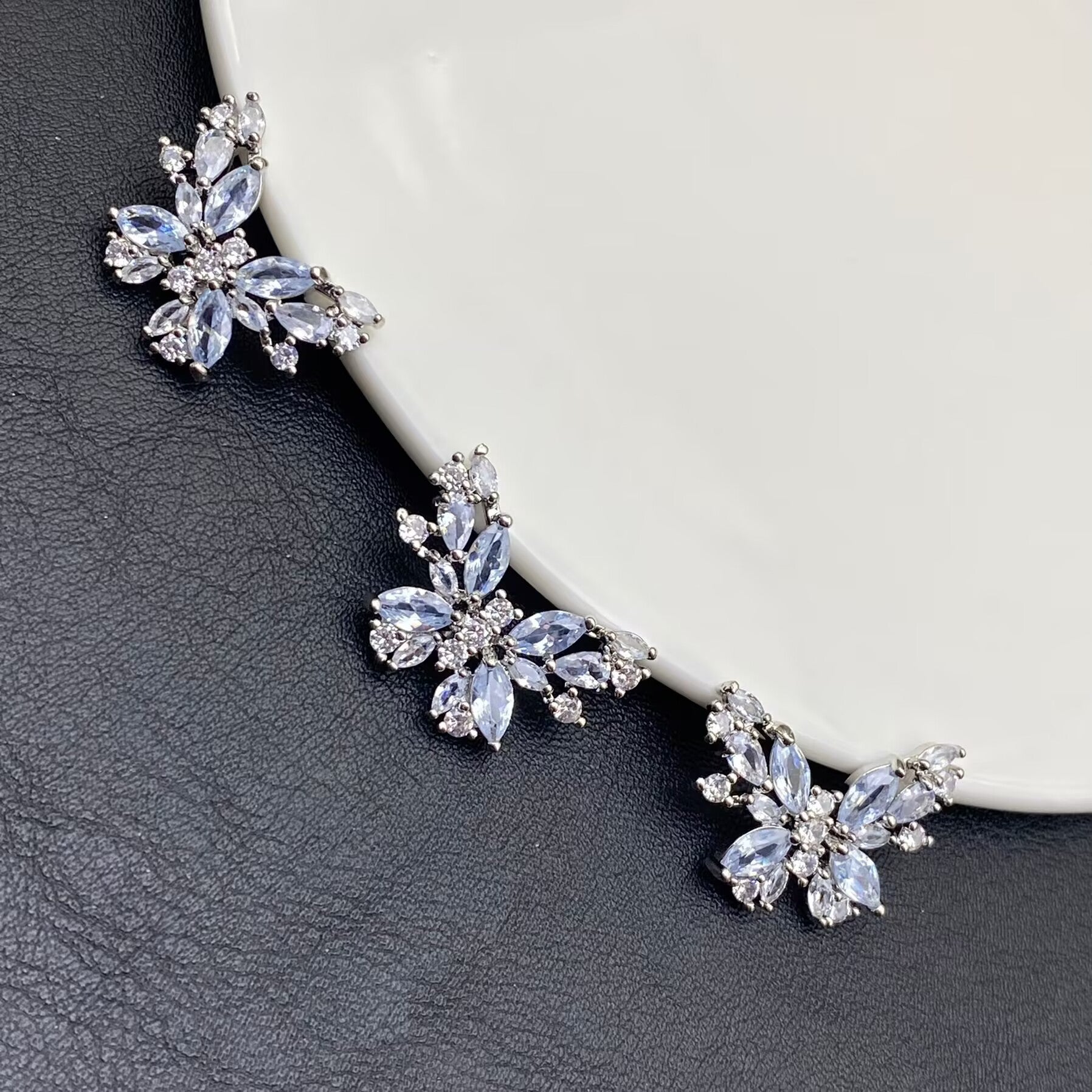 Color-preserving, full-diamond butterfly pattern, through-hole, multi-hole handmade crystal bracelet/jewelry accessory/bead stringing