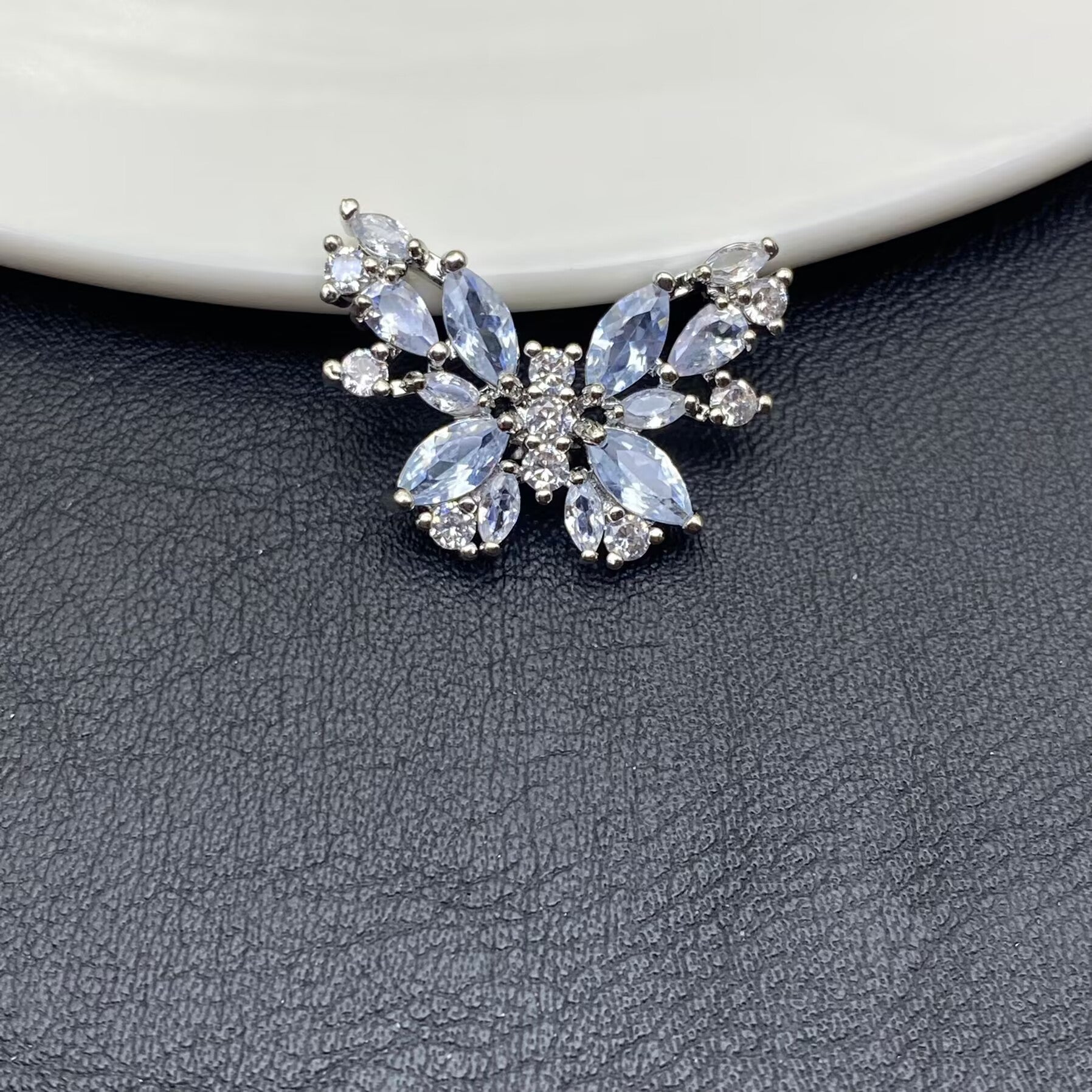 Color-preserving, full-diamond butterfly pattern, through-hole, multi-hole handmade crystal bracelet/jewelry accessory/bead stringing