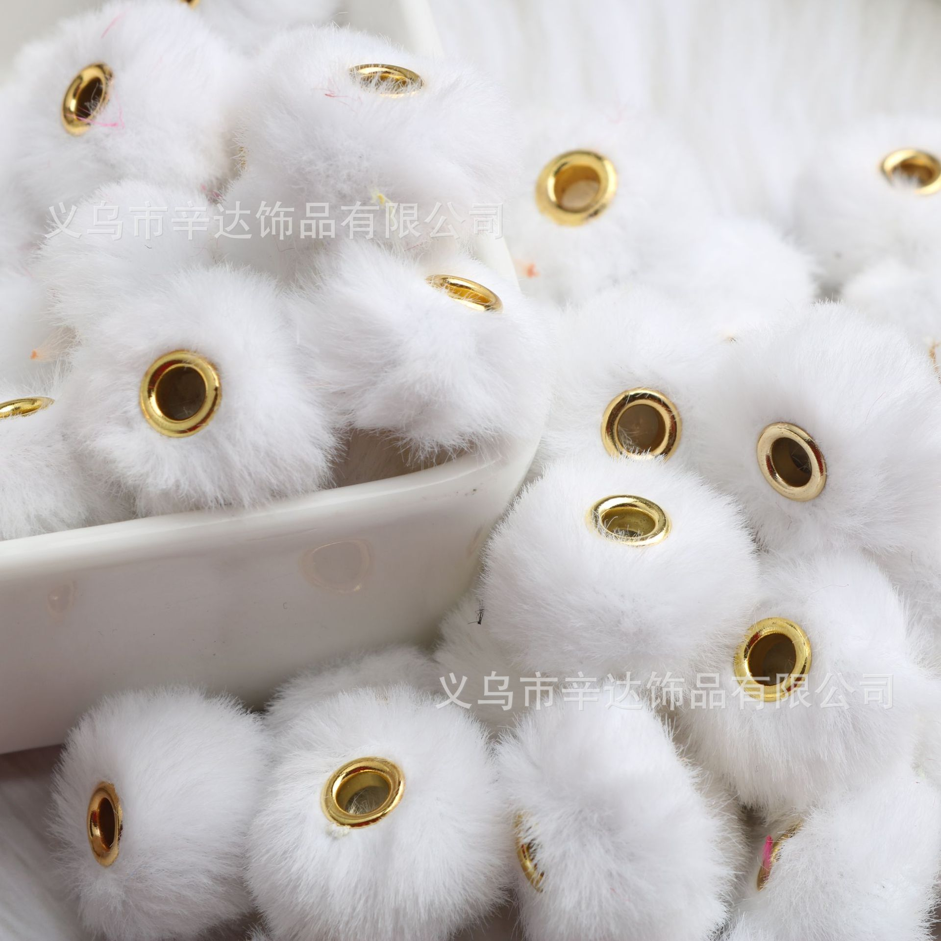 DIY pom-poms, plush beads, and through-hole DIY accessories and clothing materials