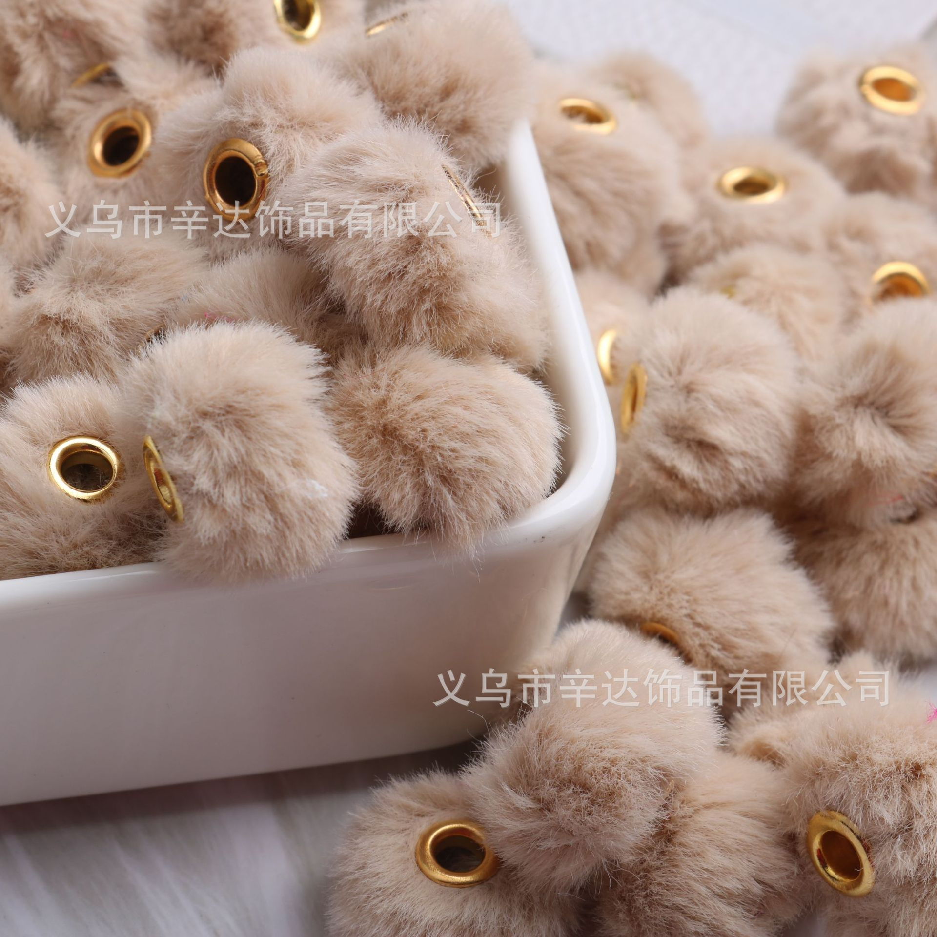 DIY pom-poms, plush beads, and through-hole DIY accessories and clothing materials