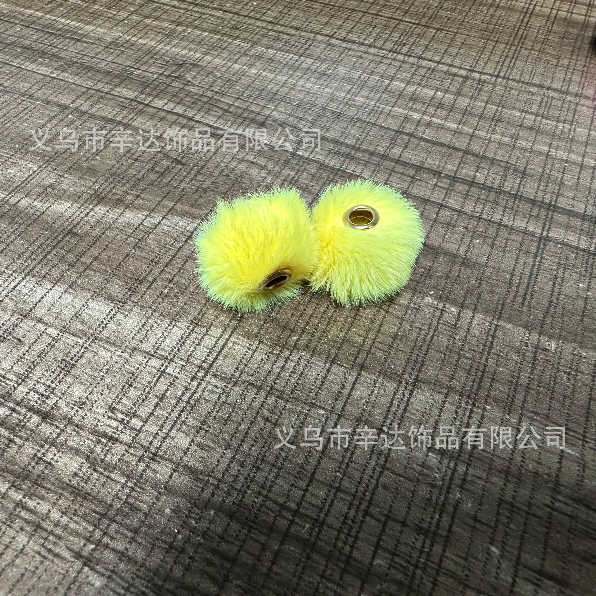 DIY pom-poms, plush beads, and through-hole DIY accessories and clothing materials