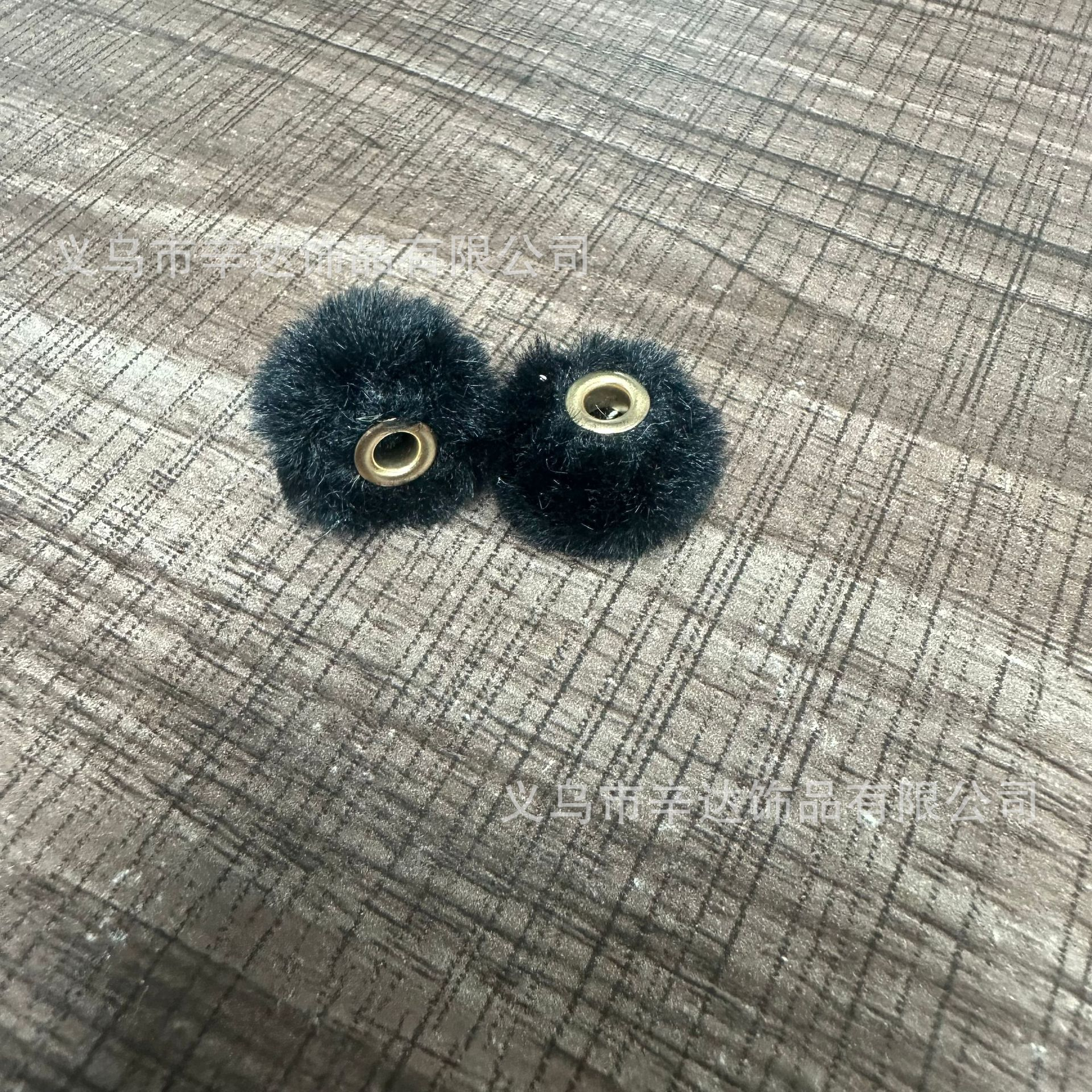 DIY pom-poms, plush beads, and through-hole DIY accessories and clothing materials